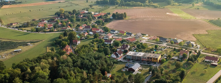 Letecký záběr pořízený dronem na vesnici Kosořín