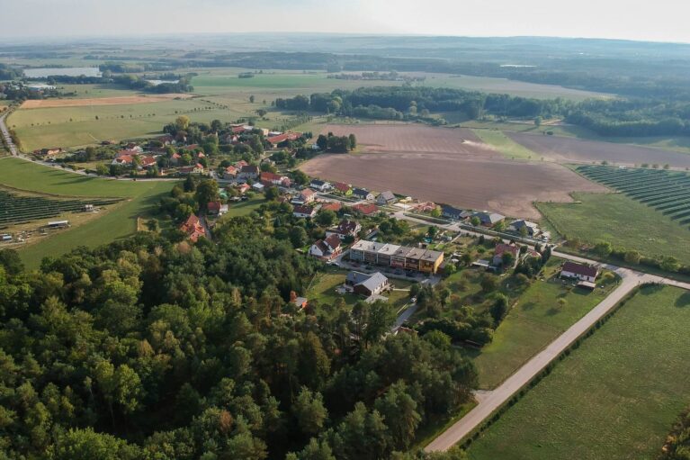 Letecký záběr pořízený dronem na vesnici Kosořín